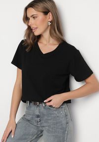 Born2be - Czarny Bawełniany T-shirt z Trójkątnym Dekoltem Nelirna. Okazja: na co dzień. Kolor: czarny. Materiał: bawełna. Styl: casual #6