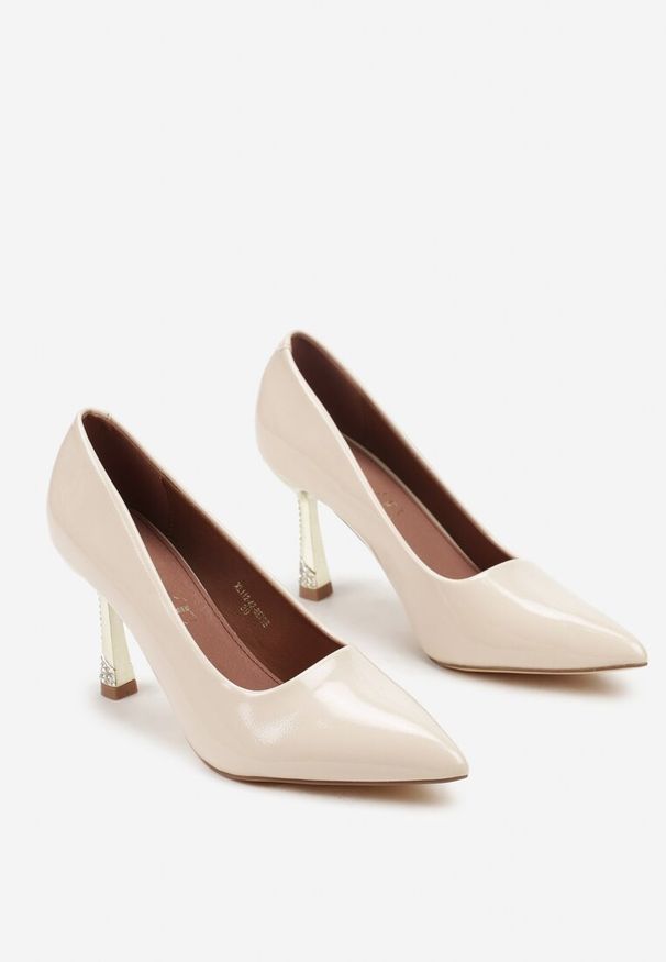 Renee - Jasnobeżowe Szpilki Lakierowane Vices ze Skórzaną Wkładką i Cyrkoniami Avadvire. Kolor: beżowy. Materiał: skóra, lakier. Obcas: na szpilce. Styl: klasyczny