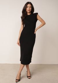 Born2be - Czarna Sukienka z Wiskozą Usztywnioną Linią Ramion i Cyrkoniową Broszką Iolope. Okazja: na komunię. Kolor: czarny. Materiał: wiskoza. Styl: elegancki #4