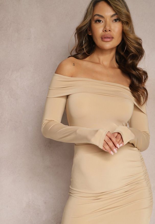Renee - Beżowa Dopasowana Bluzka Hiszpanka z Wywiniętą Górą Jerlia. Typ kołnierza: dekolt hiszpanka. Kolor: beżowy. Styl: elegancki