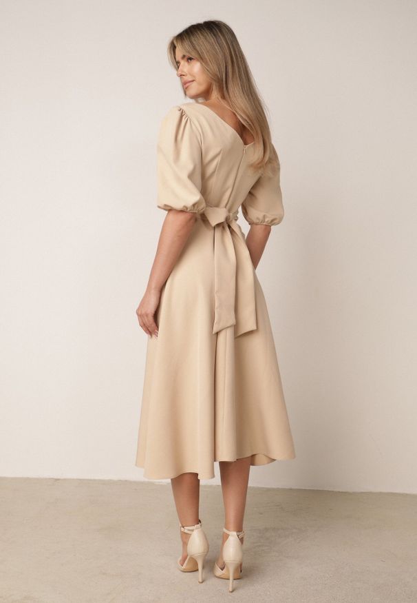 Born2be - Beżowa Elegancka Sukienka z Bufiastymi Rękawami i Wiązaniem na Plecach Zeepy. Kolor: beżowy. Wzór: gładki. Styl: elegancki