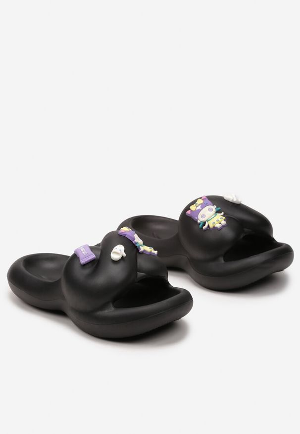 Born2be - Czarne Klapki Piankowe z Ozdobnymi Aplikacjami Ihigena. Kolor: czarny. Wzór: aplikacja. Sezon: lato. Styl: elegancki