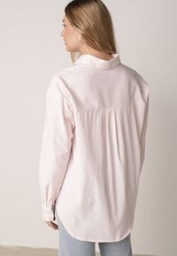 Born2be - Różowa Koszula z Bawełną w Paski Ozdobiona Haftem Sercem Sewriva. Okazja: na co dzień. Typ kołnierza: kołnierzyk klasyczny. Kolor: różowy. Materiał: bawełna. Wzór: aplikacja, haft, paski. Styl: casual, klasyczny #8