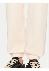 Guess Spodnie dresowe V5RB02 KCLD1 Écru Regular Fit. Kolor: kremowy. Materiał: bawełna, syntetyk #2