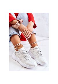 S.Barski Klasyczne Damskie Sneakersy Białe Carly. Nosek buta: okrągły. Kolor: biały. Materiał: tworzywo sztuczne, skóra. Szerokość cholewki: normalna. Obcas: na koturnie #11