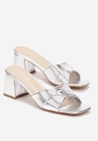 Renee - Srebrne Klapki z Kwadratowym Noskiem na Słupku Casilia. Kolor: srebrny. Obcas: na słupku. Wysokość obcasa: średni #5