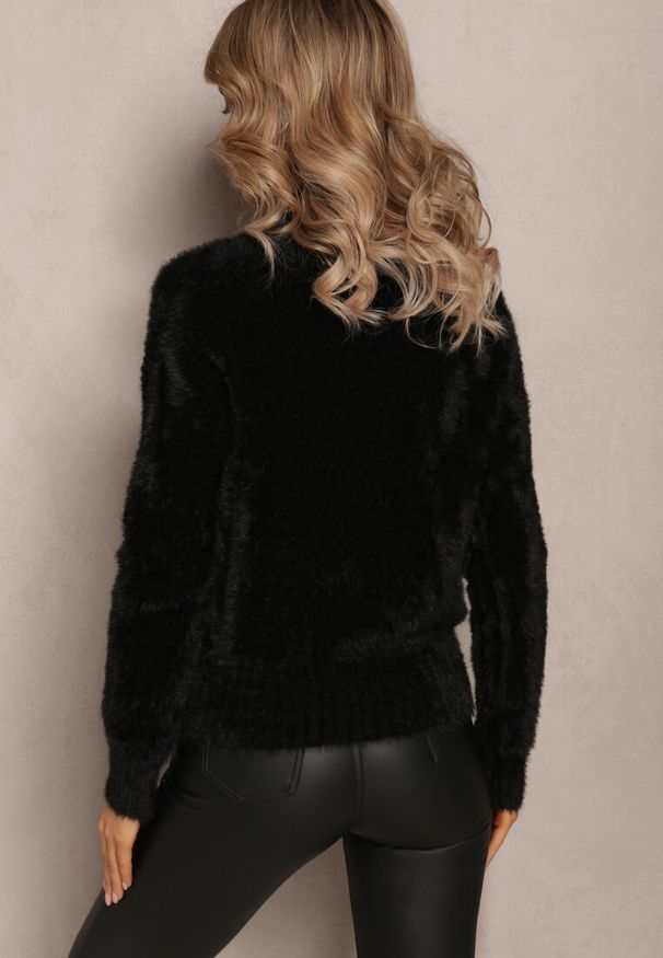 Renee - Czarny Dzianinowy Sweter z Dłuższym Włosiem i Półgolfem Christiam. Kolor: czarny. Materiał: dzianina. Długość rękawa: długi rękaw. Długość: długie. Wzór: aplikacja. Styl: elegancki