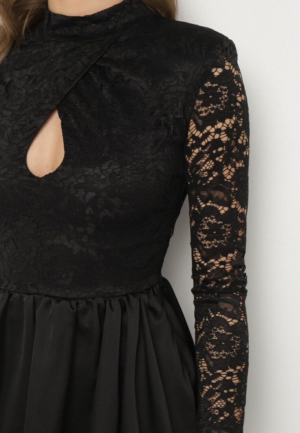 Born2be - Czarna Rozkloszowana Sukienka o Kroju Bombki z Koronką i Wycięciem Desarilla. Okazja: na co dzień. Typ kołnierza: kołnierzyk stójkowy. Kolor: czarny. Materiał: koronka. Długość rękawa: długi rękaw. Wzór: koronka. Typ sukienki: bombki. Styl: casual