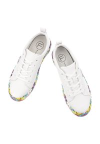 Sneakersy damskie Filippo, cholewka ze skóry naturalnej klasyczna niska forma z wiązaniem masywna platforma z dekoracyjnym wzorem wygodny miejski fas. Okazja: na co dzień. Kolor: biały. Materiał: skóra. Szerokość cholewki: normalna. Obcas: na platformie #9