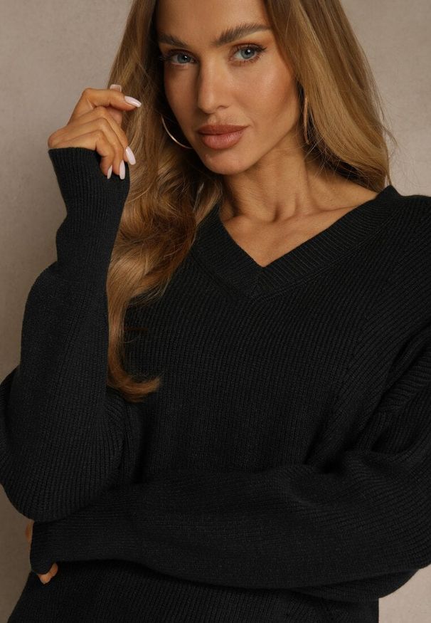 Renee - Czarny Sweter z Dodatkiem Kaszmiru i Trójkątnym Dekoltem Silefera. Okazja: na co dzień. Kolor: czarny. Materiał: kaszmir. Styl: elegancki, casual