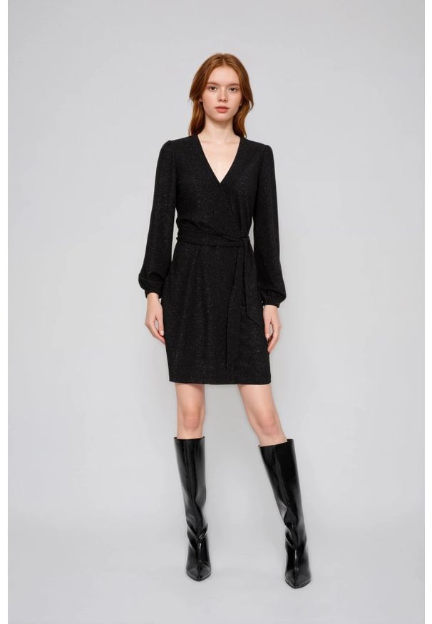 MOODO - Sukienka z dekoltem czarna. Kolor: czarny. Materiał: poliester, elastan