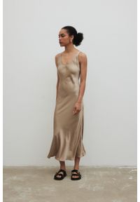 Marsala - Satynowa sukienka na ramiączkach w kolorze BEIGE- ILUSION-XS. Okazja: na imprezę, na spacer. Materiał: satyna. Długość rękawa: na ramiączkach. Sezon: lato. Typ sukienki: proste, rozkloszowane. Styl: elegancki. Długość: maxi