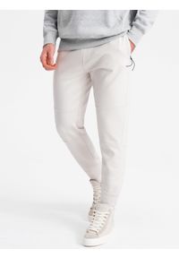 Ombre Clothing - Męskie dresowe spodnie joggery na gumce z przeszyciami – białe V4 - Rozmiar: XXL. Kolor: biały. Materiał: dresówka. Wzór: aplikacja