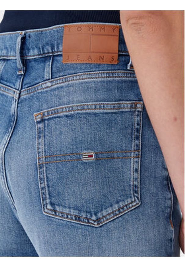 Tommy Jeans Szorty jeansowe DW0DW20092 Niebieski Mom Fit. Kolor: niebieski. Materiał: bawełna