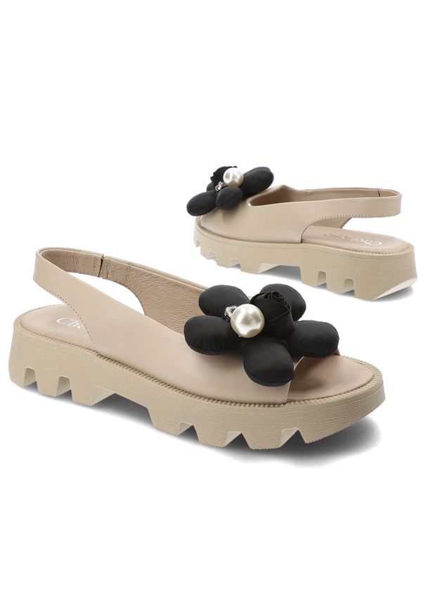 CheBello - Beżowe Sandały Chebello Modne Obuwie Damskie Z Kwiatkiem. Zapięcie: pasek. Kolor: beżowy. Materiał: materiał, skóra. Wzór: kwiaty. Sezon: lato. Styl: elegancki