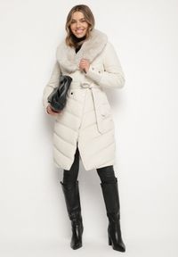 Born2be - Biała Elegancka Kurtka z Pikowanymi Przeszyciami i Futrzanym Kołnierzem Gallea. Okazja: na spacer, na co dzień. Kolor: biały. Materiał: futro. Sezon: zima. Styl: elegancki #7