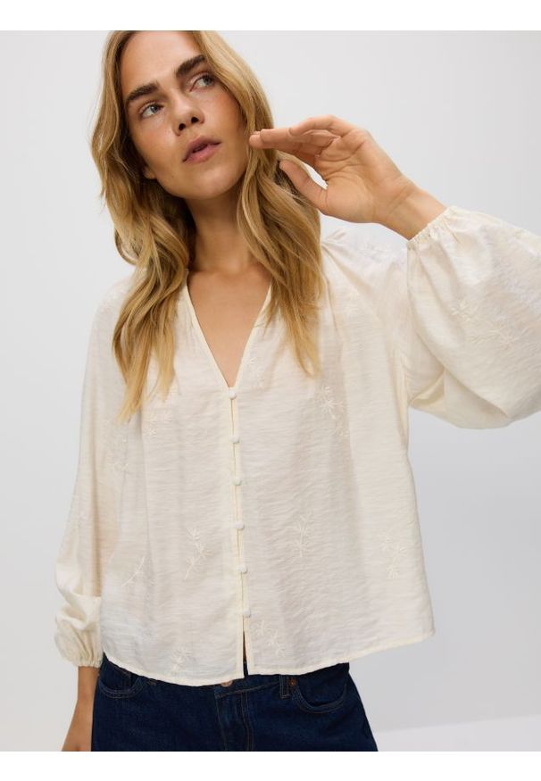 Reserved - Koszula z haftem - złamana biel. Materiał: len, wiskoza. Wzór: haft