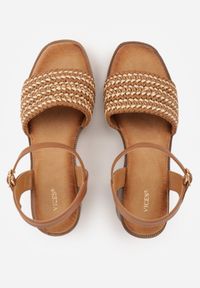 Renee - Ciemnobeżowe Plecione Sandały VICES na Słupku Stylizowanym na Drewniany Chasine. Nosek buta: otwarty. Zapięcie: sprzączka. Kolor: beżowy. Materiał: zamsz, skóra. Sezon: lato. Obcas: na słupku. Wysokość obcasa: średni #3