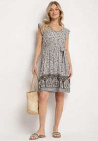 Born2be - Czarna Wiskozowa Sukienka o Rozkloszowanym Kroju z Wiązanym Paskiem Sepona. Okazja: na co dzień. Typ kołnierza: dekolt w kształcie V. Kolor: czarny. Materiał: wiskoza. Wzór: aplikacja. Styl: elegancki, casual #3