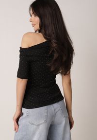 Born2be - Czarna Bluzka z Cyrkoniami i Dekoltem w Łódkę Saloriel. Okazja: na co dzień. Kolor: czarny. Materiał: jeans, skóra, poliester. Wzór: aplikacja. Styl: casual, wizytowy #5