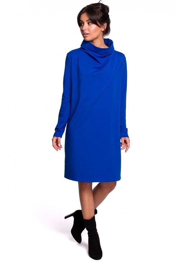 BE - Sukienka dresowa oversize trapezowa z wysokim kołnierzem niebieska. Okazja: na co dzień. Kolor: niebieski. Materiał: dresówka. Długość rękawa: długi rękaw. Typ sukienki: trapezowe, oversize. Styl: casual