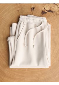 Reserved - Spodnie long leg - beżowy. Kolor: beżowy. Materiał: dzianina