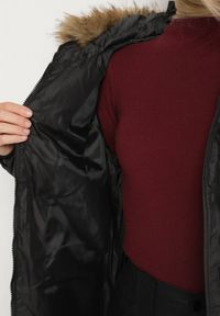 Born2be - Czarna Pikowana Kurtka z Kapturem z Futrem i Ozdobnymi Taśmami Lendria. Okazja: na spacer. Typ kołnierza: kaptur. Kolor: czarny. Materiał: futro #6