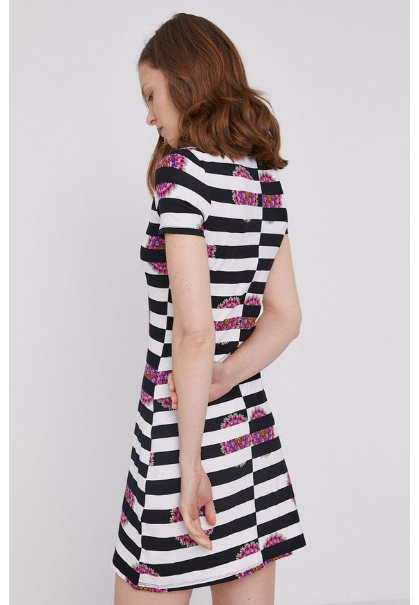 Desigual Sukienka kolor czarny mini dopasowana. Kolor: czarny. Materiał: dzianina. Długość rękawa: krótki rękaw. Typ sukienki: dopasowane. Długość: mini
