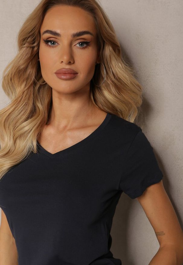 Renee - Granatowy T-shirt Mirasura. Kolor: niebieski. Materiał: dzianina. Długość rękawa: krótki rękaw. Długość: krótkie. Wzór: gładki