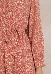 Renee - Różowa Sukienka Eunesilea. Kolor: różowy. Materiał: materiał. Długość rękawa: długi rękaw. Wzór: nadruk, aplikacja, kwiaty. Typ sukienki: rozkloszowane, kopertowe. Długość: midi