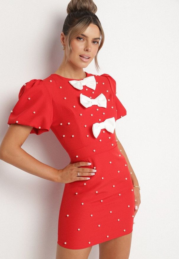 Born2be - Czerwona Dopasowana Sukienka Ozdobiona Kokardkami i Perełkami Nelmoi. Typ kołnierza: kokarda. Kolor: czerwony. Wzór: aplikacja. Typ sukienki: dopasowane. Styl: elegancki