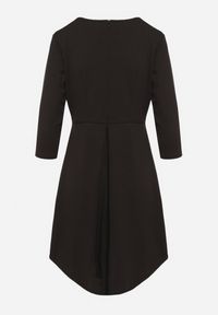 Born2be - Czarna Trapezowa Sukienka z Dłuższym Tyłem Gemirina. Okazja: na co dzień. Kolor: czarny. Typ sukienki: trapezowe. Styl: casual #4