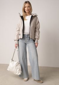 Born2be - Beżowa Przejściowa Kurtka Pikowana z Kapturem i Napisami na Rękawach Althone. Okazja: na co dzień. Typ kołnierza: kaptur. Kolor: beżowy. Materiał: poliester. Wzór: napisy. Styl: casual #7