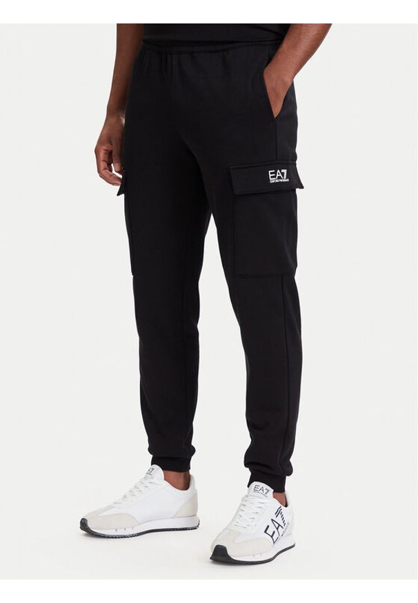 EA7 Emporio Armani Spodnie dresowe 8NPP68 PJVTZ 1200 Czarny Regular Fit. Kolor: czarny. Materiał: bawełna