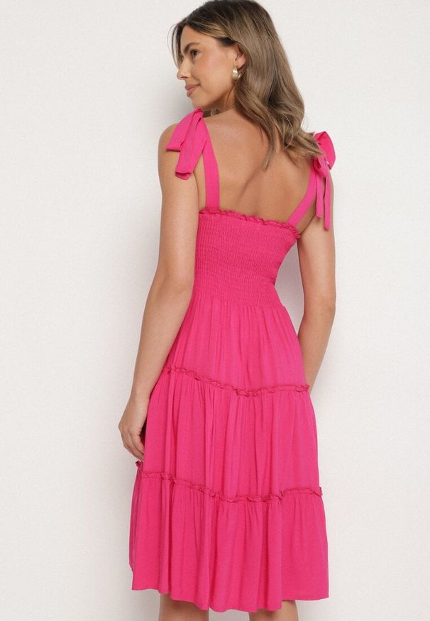 Born2be - Fuksjowa Rozkloszowana Sukienka z Wiskozą na Wiązanych Ramiączkach Aralisse. Okazja: na co dzień. Typ kołnierza: dekolt kwadratowy. Kolor: różowy. Materiał: wiskoza. Długość rękawa: na ramiączkach. Typ sukienki: rozkloszowane. Styl: casual, klasyczny