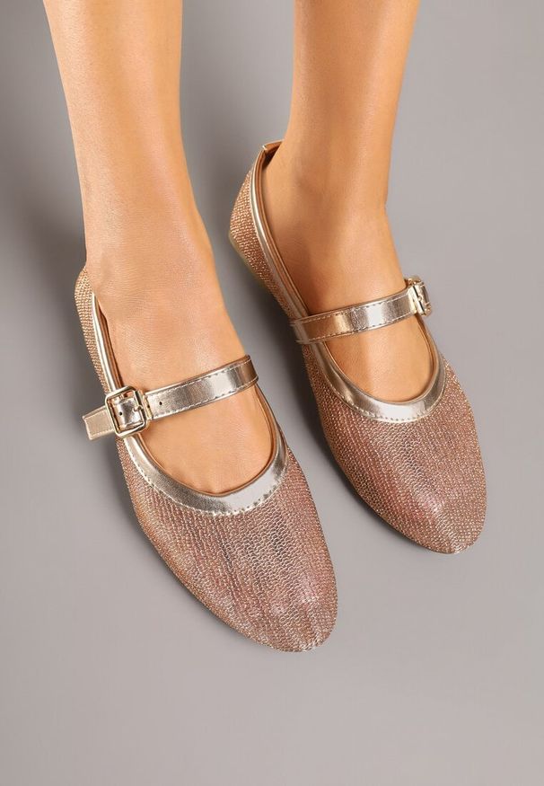 Born2be - Szampańskie Balerinki Siateczkowe Vices z Metalicznym Połyskiem i Paskiem z Klamrą Kolanissa. Okazja: na spotkanie biznesowe, do pracy. Zapięcie: klamry. Kolor: złoty. Obcas: na płaskiej podeszwie. Styl: biznesowy, klasyczny
