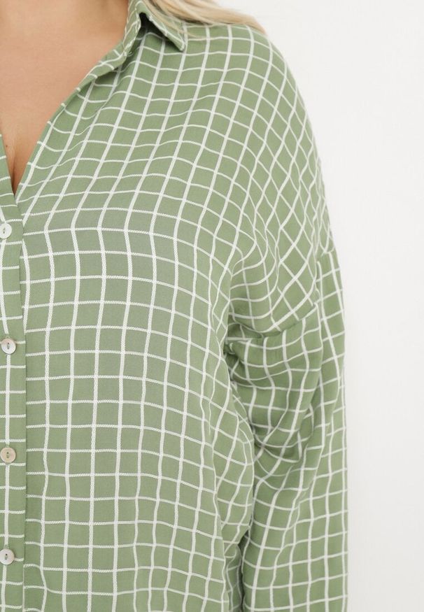 Born2be - Zielona Bawełniana Koszula z Długim Rękawem i Trójkątnym Dekoltem Zapinana na Guziki Tesapaula. Okazja: na co dzień, na spotkanie biznesowe. Kolekcja: plus size. Kolor: zielony. Materiał: bawełna. Długość rękawa: długi rękaw. Długość: długie. Styl: casual, biznesowy, elegancki