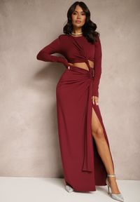 Renee - Bordowa Dopasowana Sukienka z Rozcięciem z Tyłu Marszczeniem i Wycięciem w Talii Ililia. Okazja: na imprezę. Kolor: czerwony. Styl: glamour, elegancki, klasyczny #1