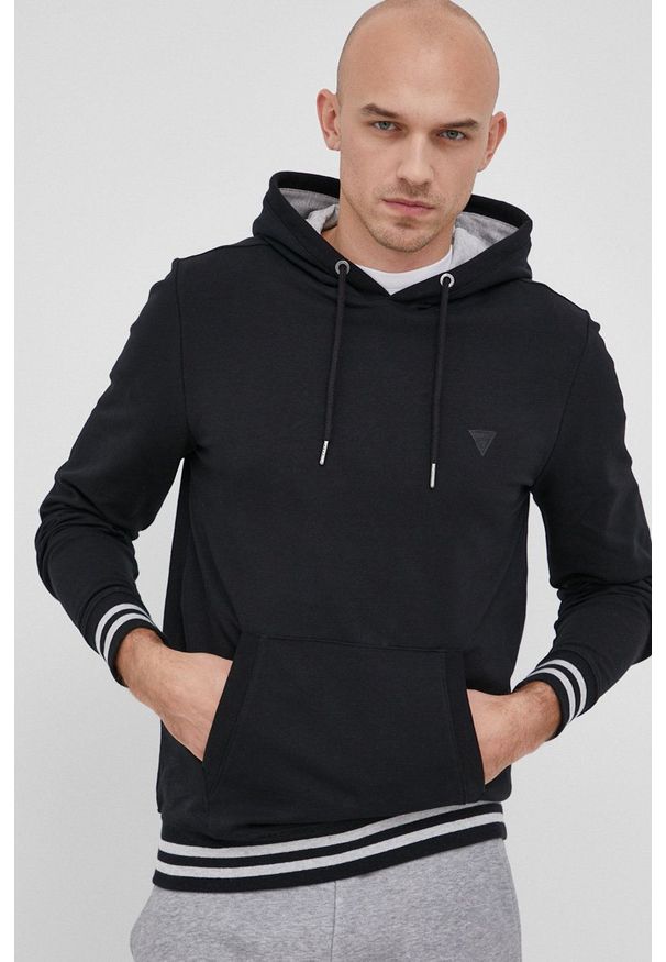 Guess Bluza męska kolor czarny z kapturem gładka. Okazja: na co dzień. Typ kołnierza: kaptur. Kolor: czarny. Materiał: dzianina. Wzór: gładki. Styl: casual