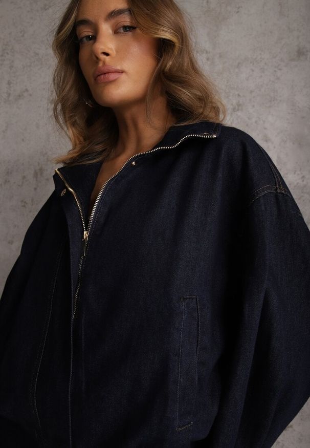 Renee - Granatowa Przejściowa Kurtka Jeansowa Balloon z Bawełny z Kołnierzykiem Abijena. Kolor: niebieski. Materiał: bawełna, jeans. Wzór: koronka. Styl: elegancki, wizytowy