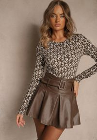 Renee - Biało-Brązowa Bluzka Longsleeve z Bawełny Ozdobiony Literowym Wzorem Javelina. Okazja: na co dzień. Kolor: biały. Materiał: bawełna. Długość rękawa: długi rękaw. Wzór: aplikacja. Styl: klasyczny, casual, elegancki