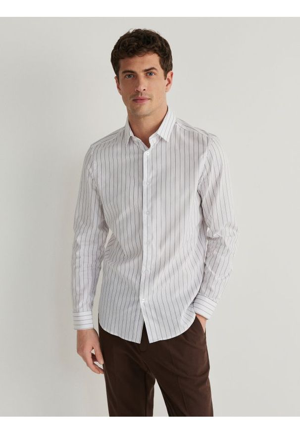 Reserved - Koszula slim fit w paski - biały. Kolor: biały. Materiał: bawełna, tkanina. Wzór: paski