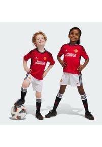 Strój piłkarski dla dzieci Adidas Manchester United 23/24 Home Mini. Kolor: czerwony. Materiał: materiał. Sport: piłka nożna #1