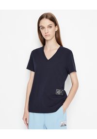 Armani Exchange - ARMANI EXCHANGE - Granatowy bawełniany T-shirt w serek. Typ kołnierza: dekolt w serek. Kolor: niebieski. Materiał: bawełna. Wzór: aplikacja