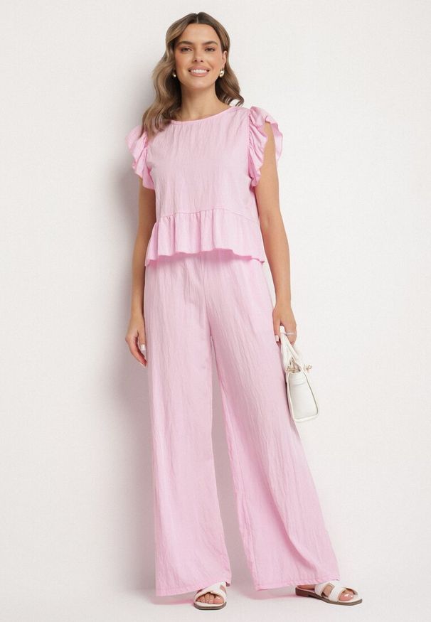 Born2be - Różowy Komplet z Wiskozą Szerokie Spodnie i Bluzka z Falbankami Villimi. Kolor: różowy. Materiał: wiskoza