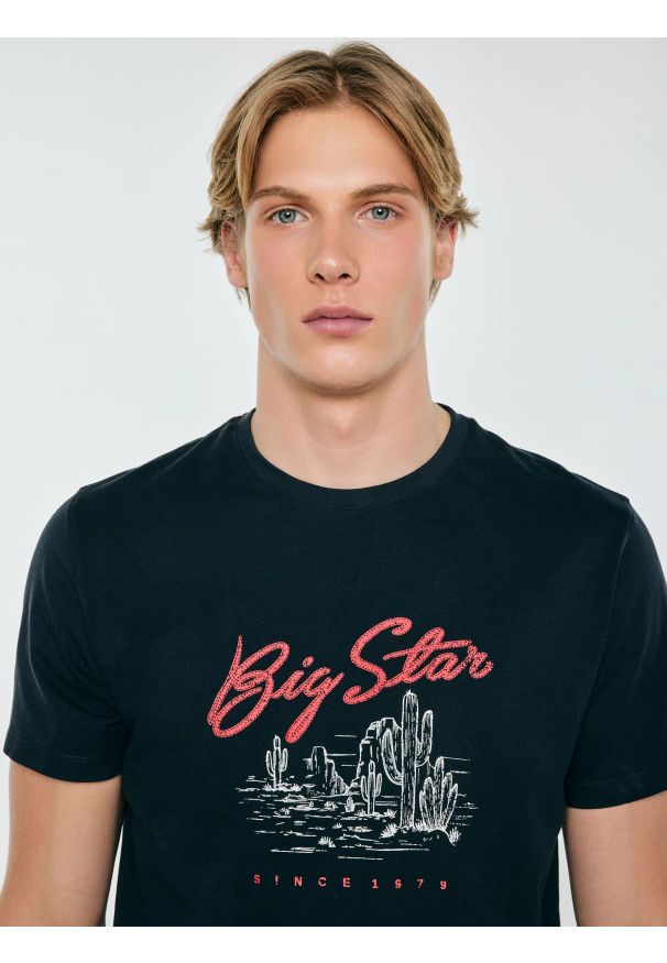 Big-Star - Koszulka męska z nadrukiem granatowa Sterir 403. Okazja: na co dzień. Kolor: niebieski. Materiał: bawełna, jeans. Wzór: nadruk. Sezon: lato. Styl: casual, klasyczny