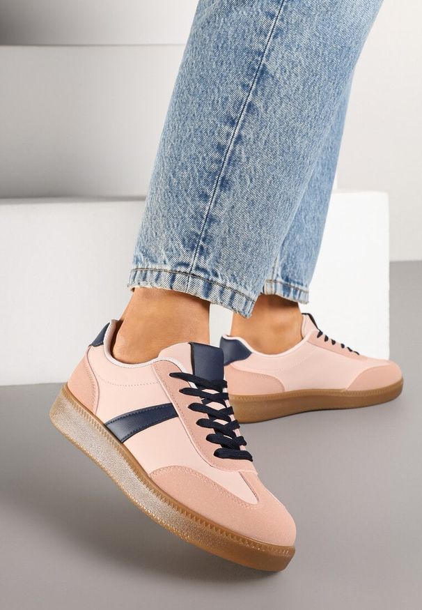 Born2be - Różowo-Granatowe Sneakersy w Stylu Tenisówek Ozdobione Paskiem Elhanis. Okazja: na co dzień. Nosek buta: okrągły. Zapięcie: pasek. Kolor: różowy. Materiał: jeans. Wzór: aplikacja