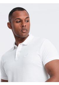 Ombre Clothing - Jednokolorowa koszulka męska polo BASIC z dzianiny pique - biała V4. Okazja: na co dzień. Typ kołnierza: polo. Kolor: biały. Materiał: dzianina. Wzór: haft, aplikacja, jednolity. Styl: sportowy, wizytowy, casual