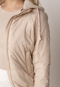 Born2be - Ciemnobeżowa Kurtka Pikowana z Materiałowym Kapturem Odpinanym Jasilea. Okazja: na co dzień. Kolor: beżowy. Materiał: materiał. Styl: casual #4