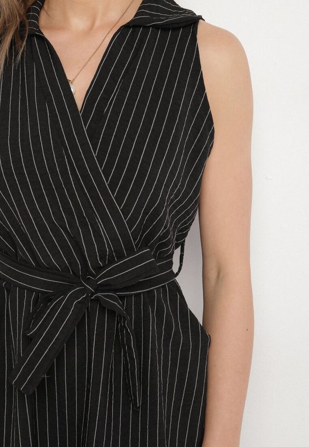 Born2be - Czarna Sukienka o Koszulowym Kroju Bez Rękawów z Wiązanym Paskiem Liriora. Okazja: na co dzień. Typ kołnierza: dekolt w kształcie V. Kolor: czarny. Długość rękawa: bez rękawów. Typ sukienki: koszulowe. Styl: casual, klasyczny